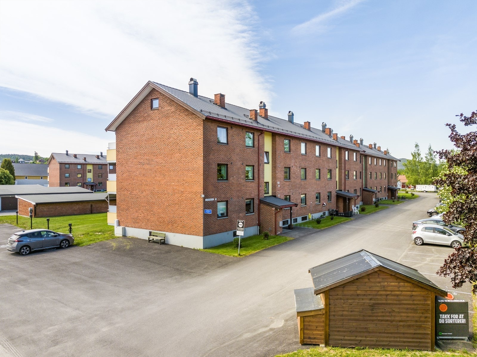 Store parkeringsområder i borettslaget hvor det også er mulighet for el-bil lading. Ellers har borettslaget fine fellesområder med plenarealer, sittegrupper og lekeplass. Galleribilde