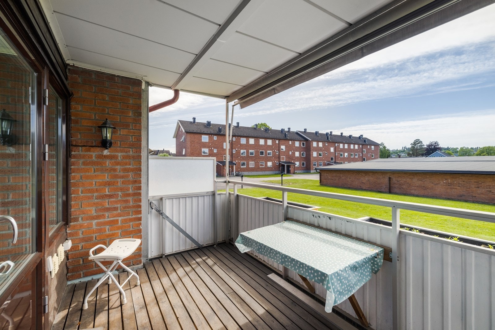 Ut fra stuen er det en solfylt balkong mot vest med tak over. Galleribilde