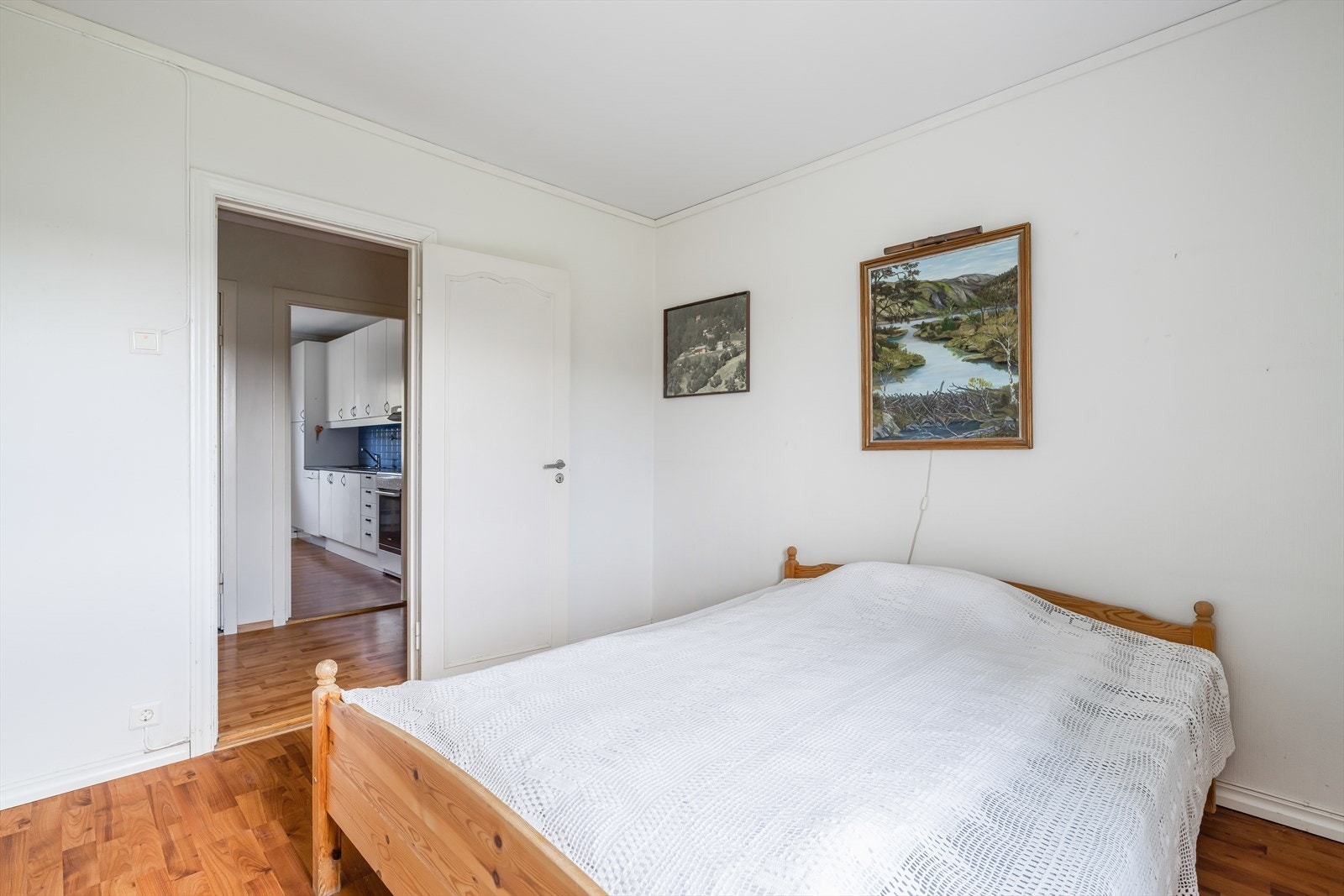 Leiligheten har to lyse soverom med laminat på gulv. Plassbygde garderobeskaper på begge rommene, med god plass. Galleribilde