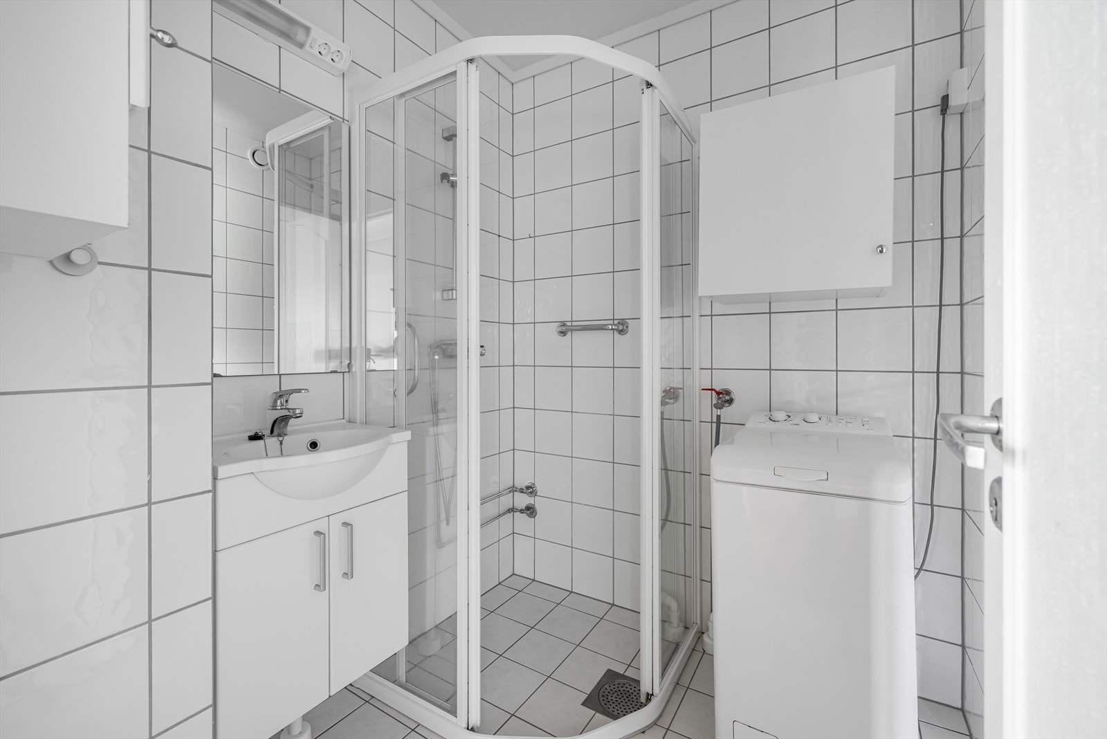 Pent, flislagt bad pusset opp i regi av borettslaget. Her er det elektriske varmekabler i gulv, og hvite flis på gulv og vegger, og hvitmalt slett himling. Galleribilde