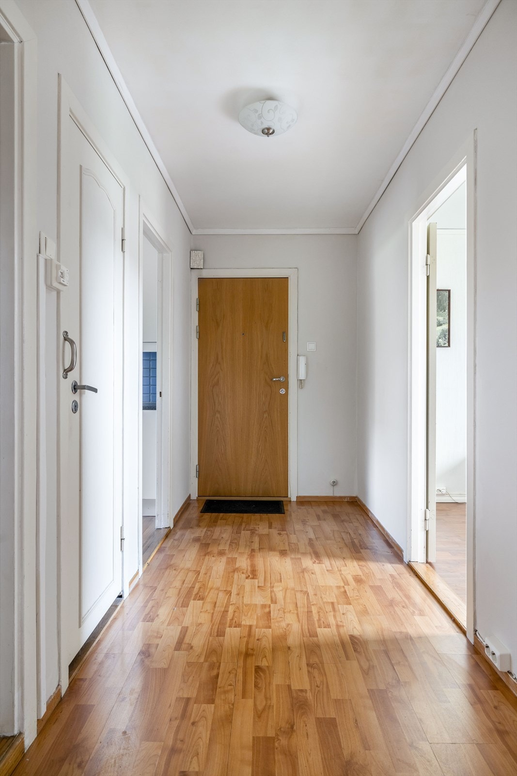 Felles trappeoppgang fra hoveddør med callinganlegg til hver leilighet. En lys og fin entré i leiligheten ønsker deg velkommen inn. Galleribilde
