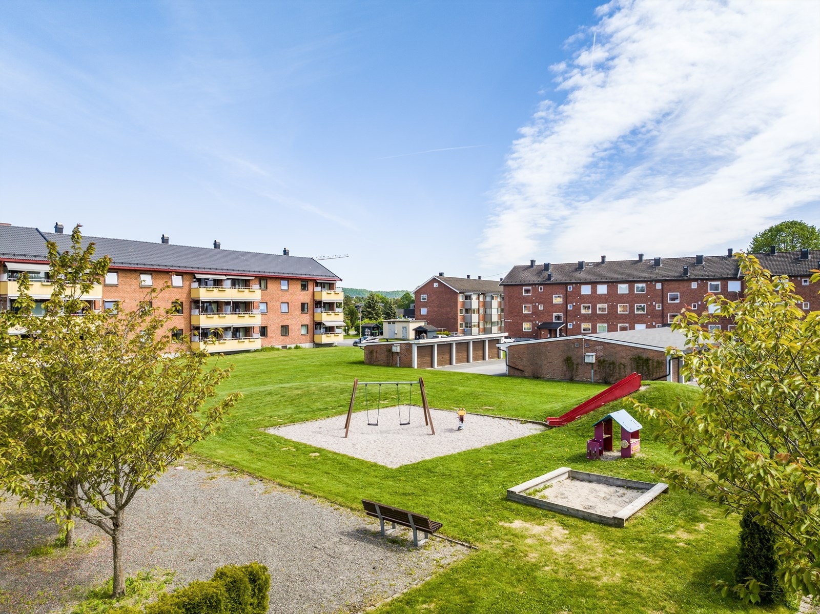 Lys og trivelig 3-roms leilighet som ligger fint og lettvint til i 1. etasje i boligblokken. Galleribilde