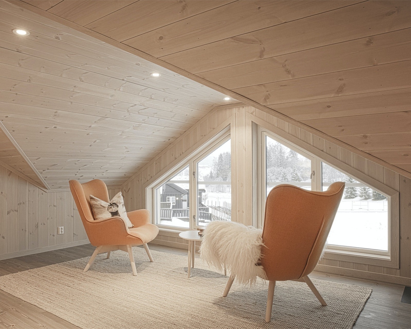 På hemsen får man i tillegg til to soverom en koselig hemsstue med spektakulære vinduer. Galleribilde
