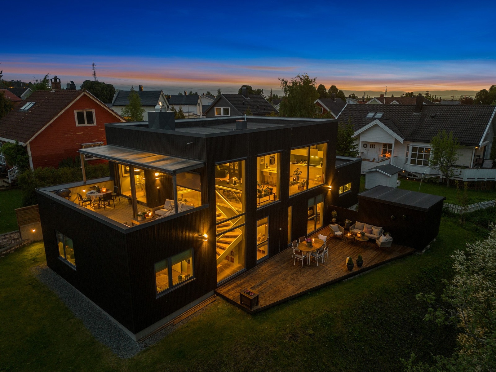 Nydelig kombinasjon av utearealer, terrasse og store glassflater. Galleribilde
