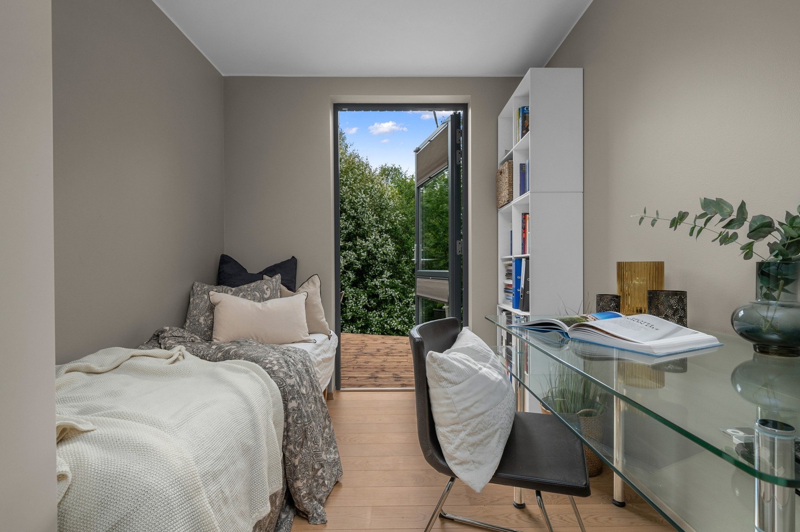 Det er utgang til baksiden av huset og markterrassen, fra det ene soverommet. Galleribilde