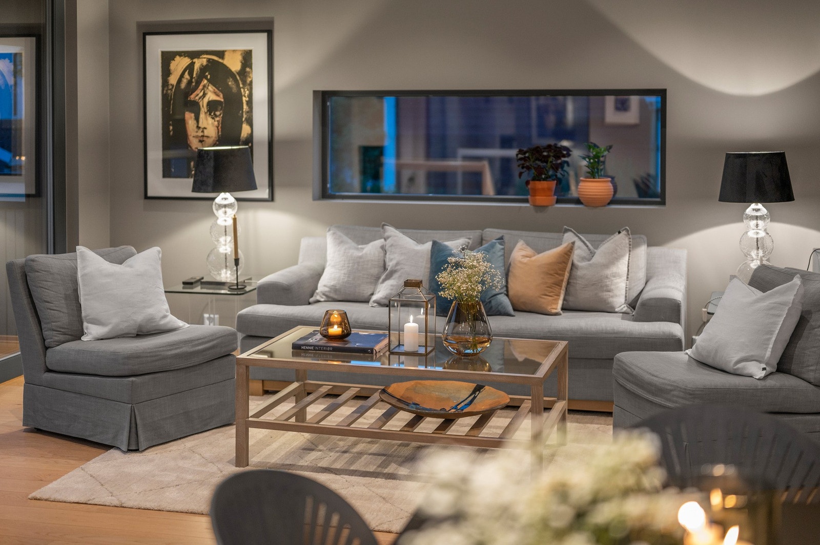 Lun og koselig stue, delikat innredet og med moderne fargevalg. Galleribilde