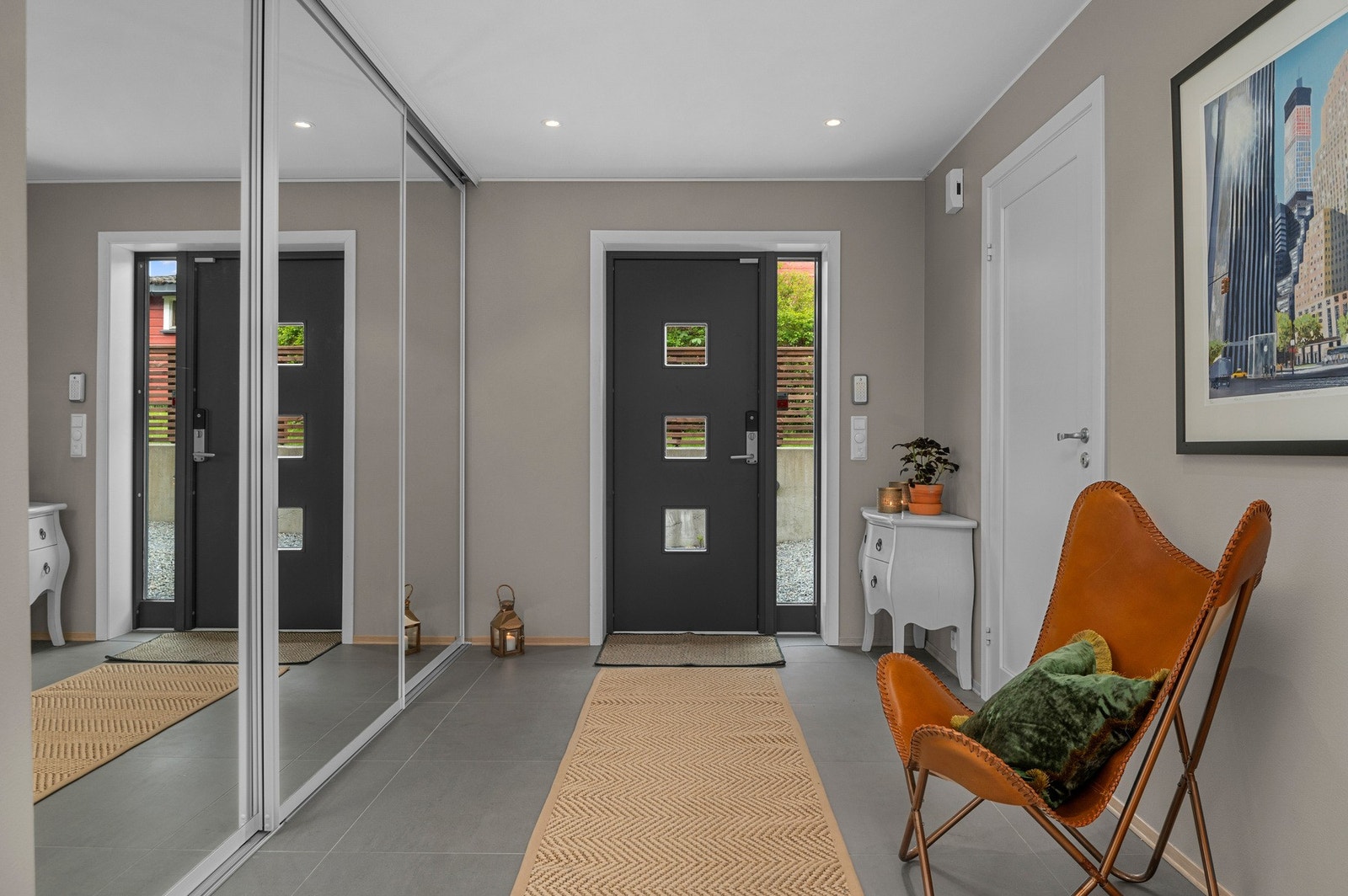 Romslig inngangsparti med rikelig garderobeplass. Galleribilde