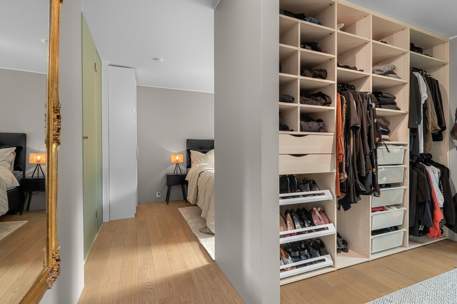 Hovedsoverom, bad og garderoberom fungerer som en "master suite" i huset. Galleribilde