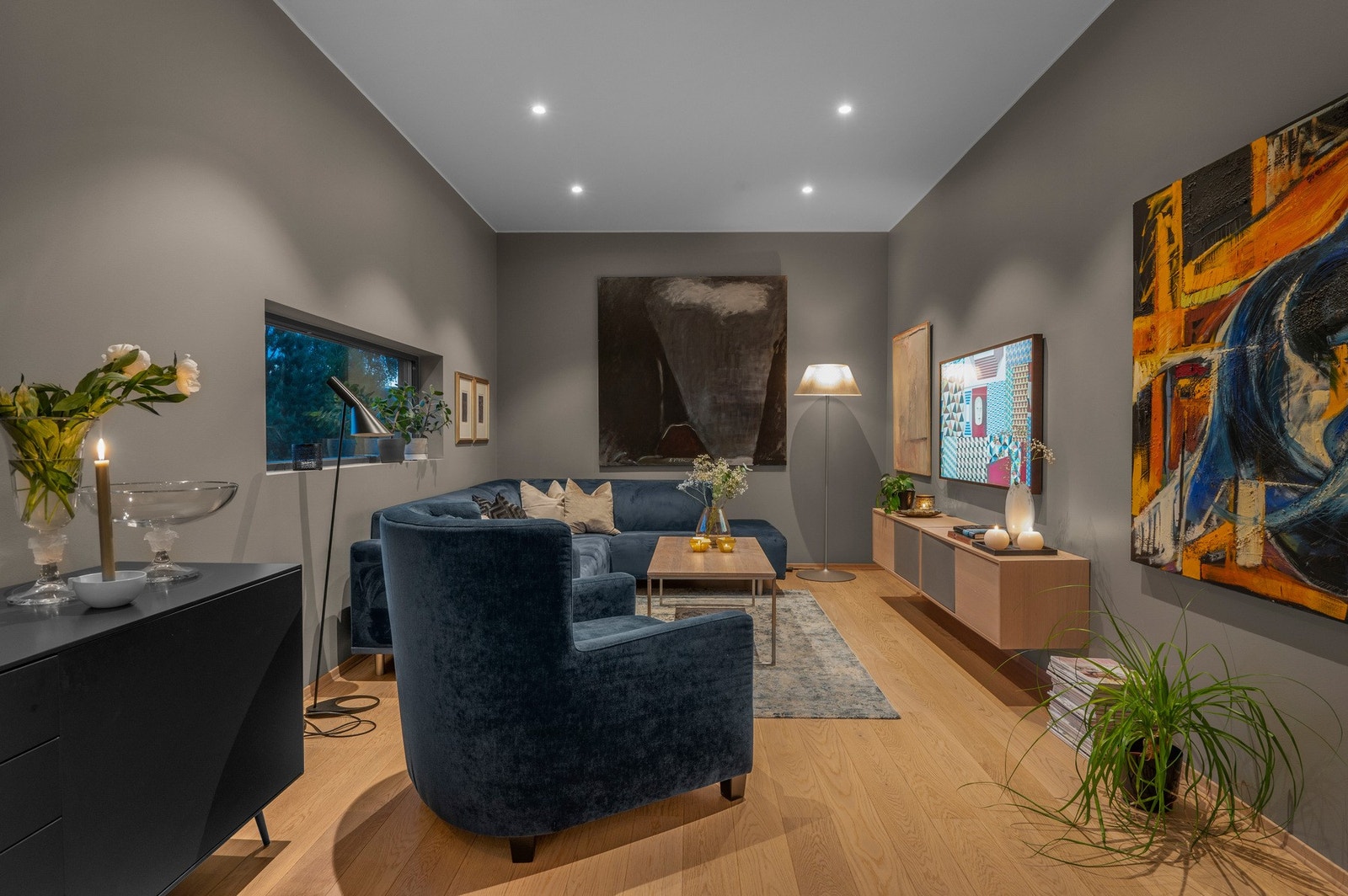 Det er gjennomgående høy standard med bl.a. en-stavs eik parkett og downlights. Galleribilde