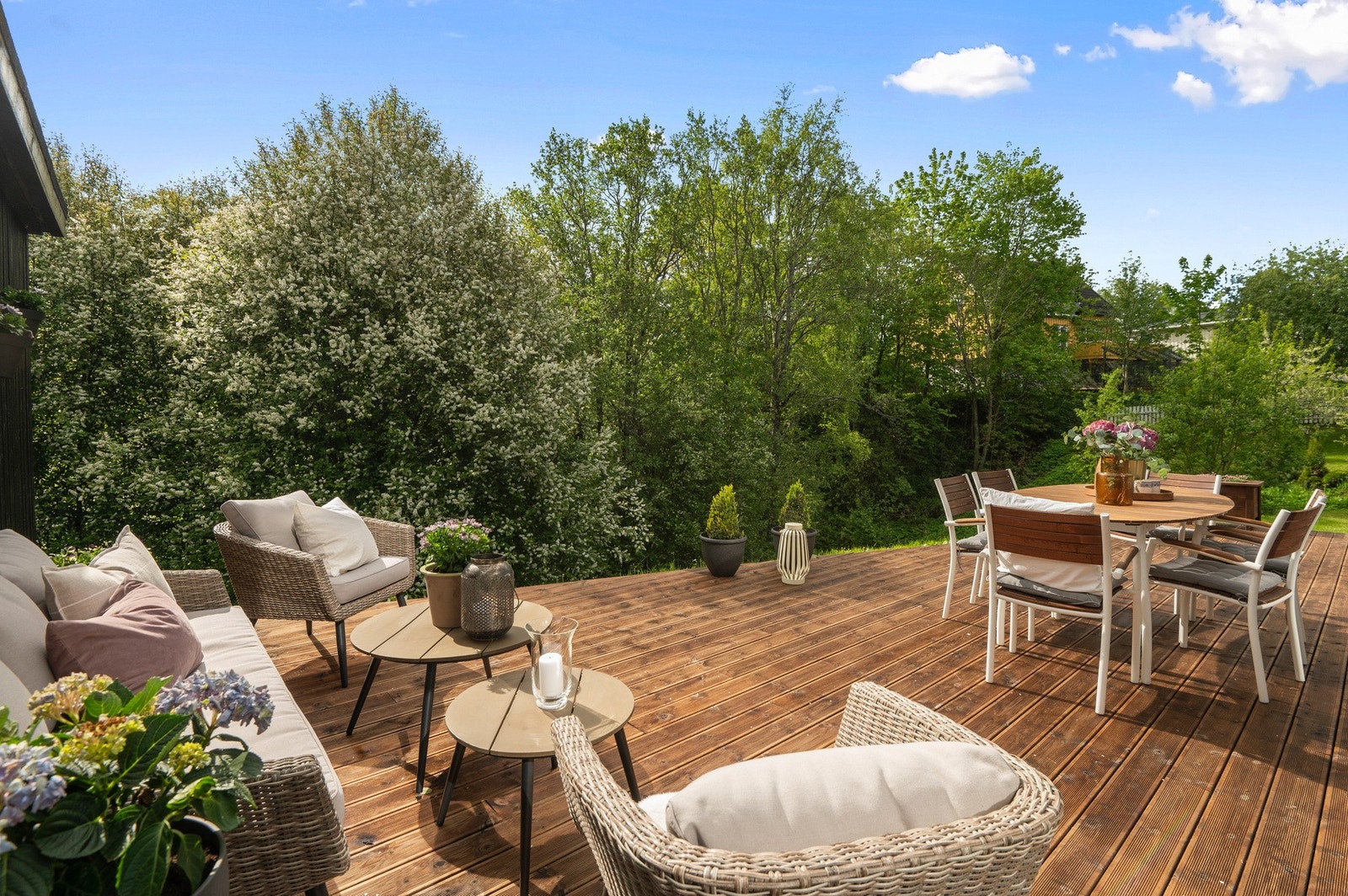 Usjenert markterrasse på baksiden av huset. Her kommer solen inn fra tidlig formiddag. Galleribilde