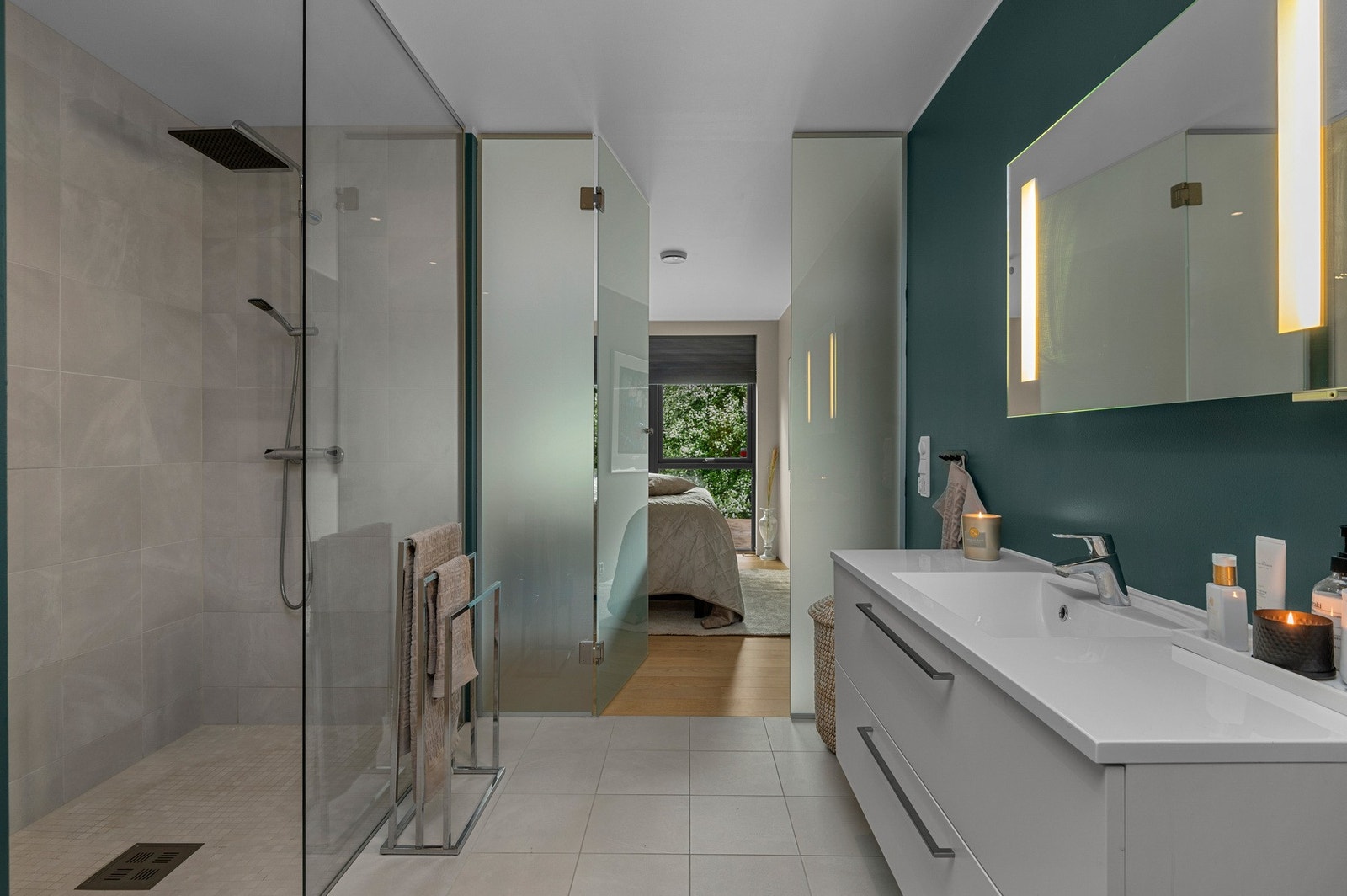 Det flotte badet er praktisk avdelt fra hovedsoverommet med glassvegg. Begge badene har regndusj. Galleribilde