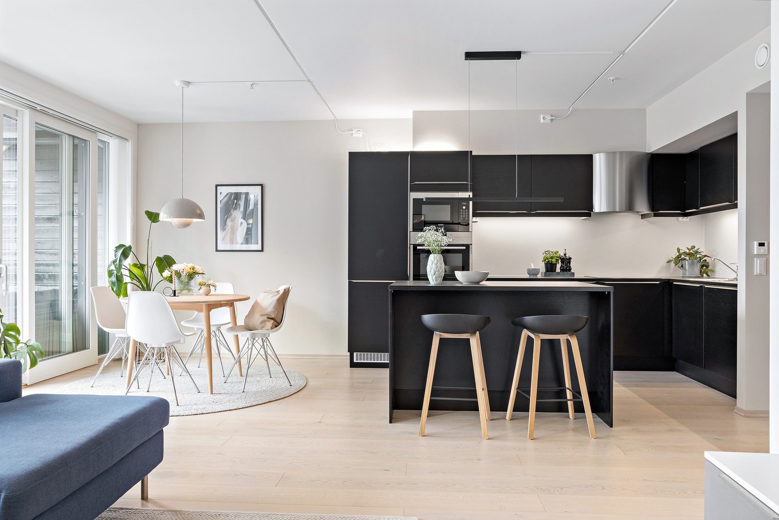 Kjøkkenøya fungerer som et utvidelse av kjøkkenet. Perfekt som frokostbord eller ekstra benkeplass til matlaging. Galleribilde