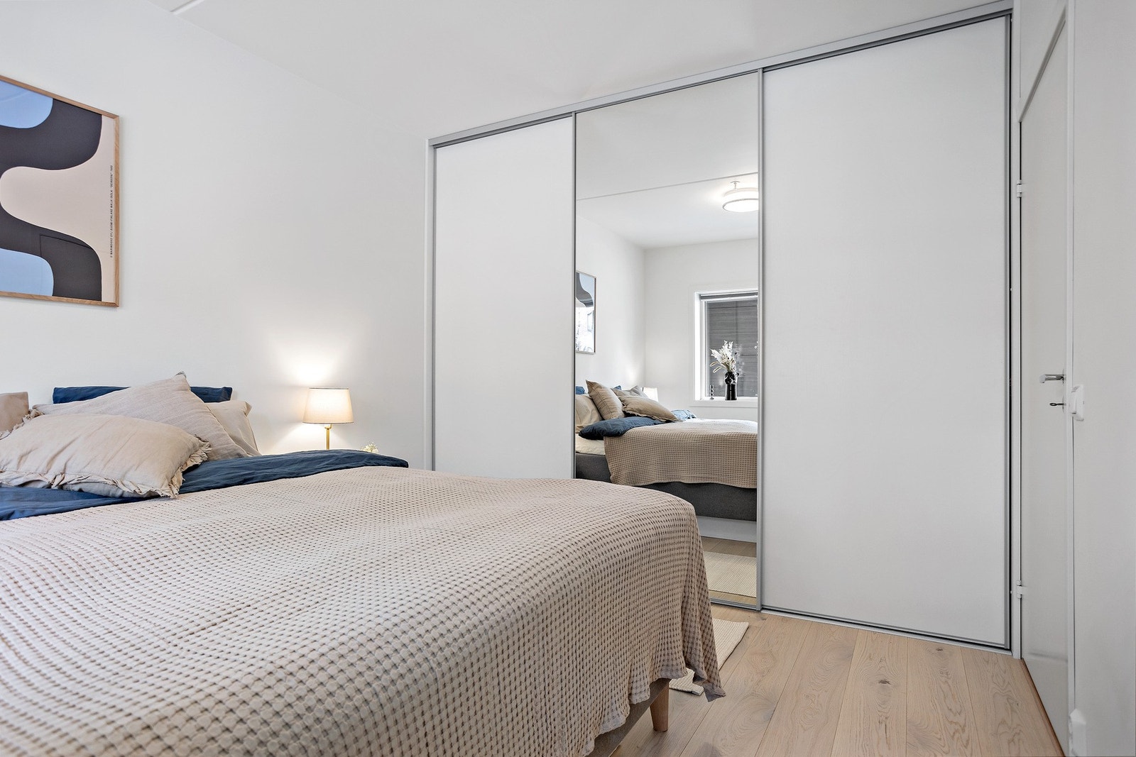 Hovedsoverommet er utstyrt med en praktisk skyvedørsgarderobe. Galleribilde
