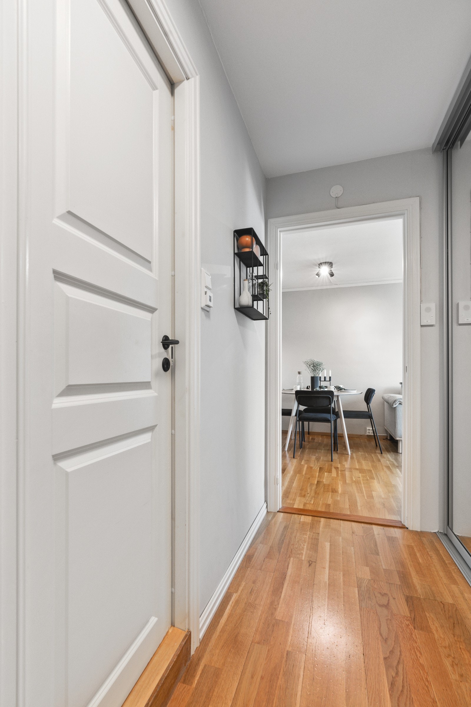 Romslig og praktisk innredet entré med stor skyvedørsgarderobe for god lagring/oppbevaring. Galleribilde