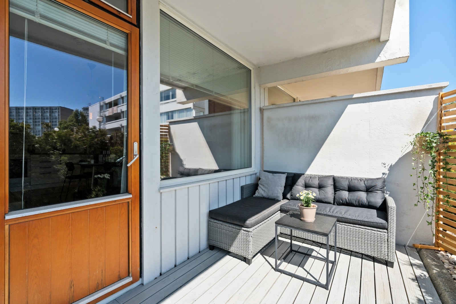 Terrassen måler ca. 10 kvm og kan skilte med gode solforhold! Galleribilde