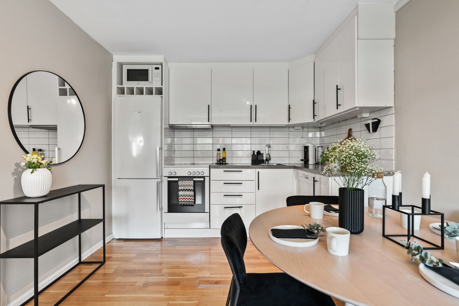 Kjøkken med god skap- og benkeplass. Slette fronter og laminat benkeplate. Galleribilde