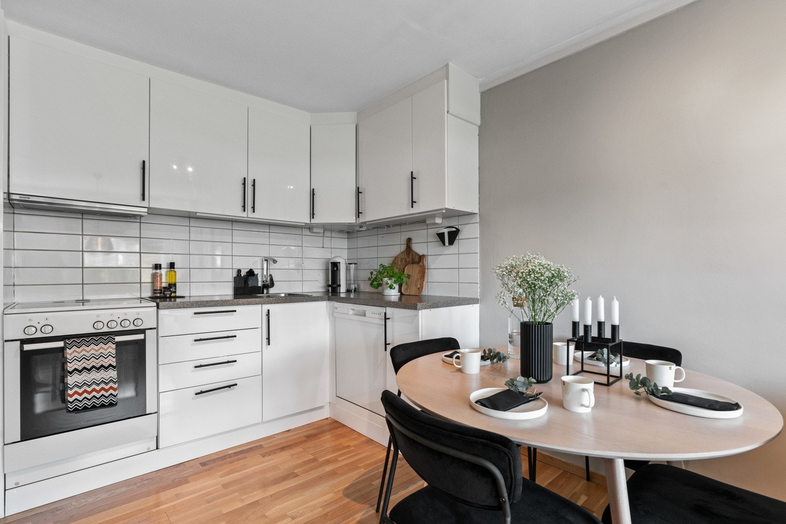 God plass til spisebord og stoler. Galleribilde