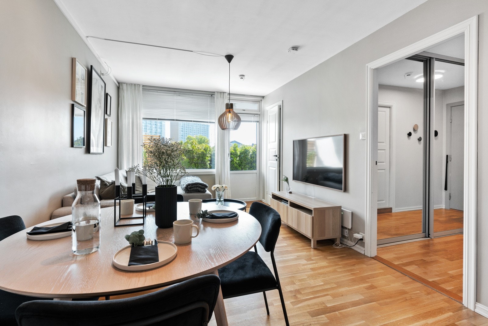 Leiligheten har en godt utnyttet planløsning, åpen stue- og kjøkken løsning samt utgang til terrasse. Galleribilde