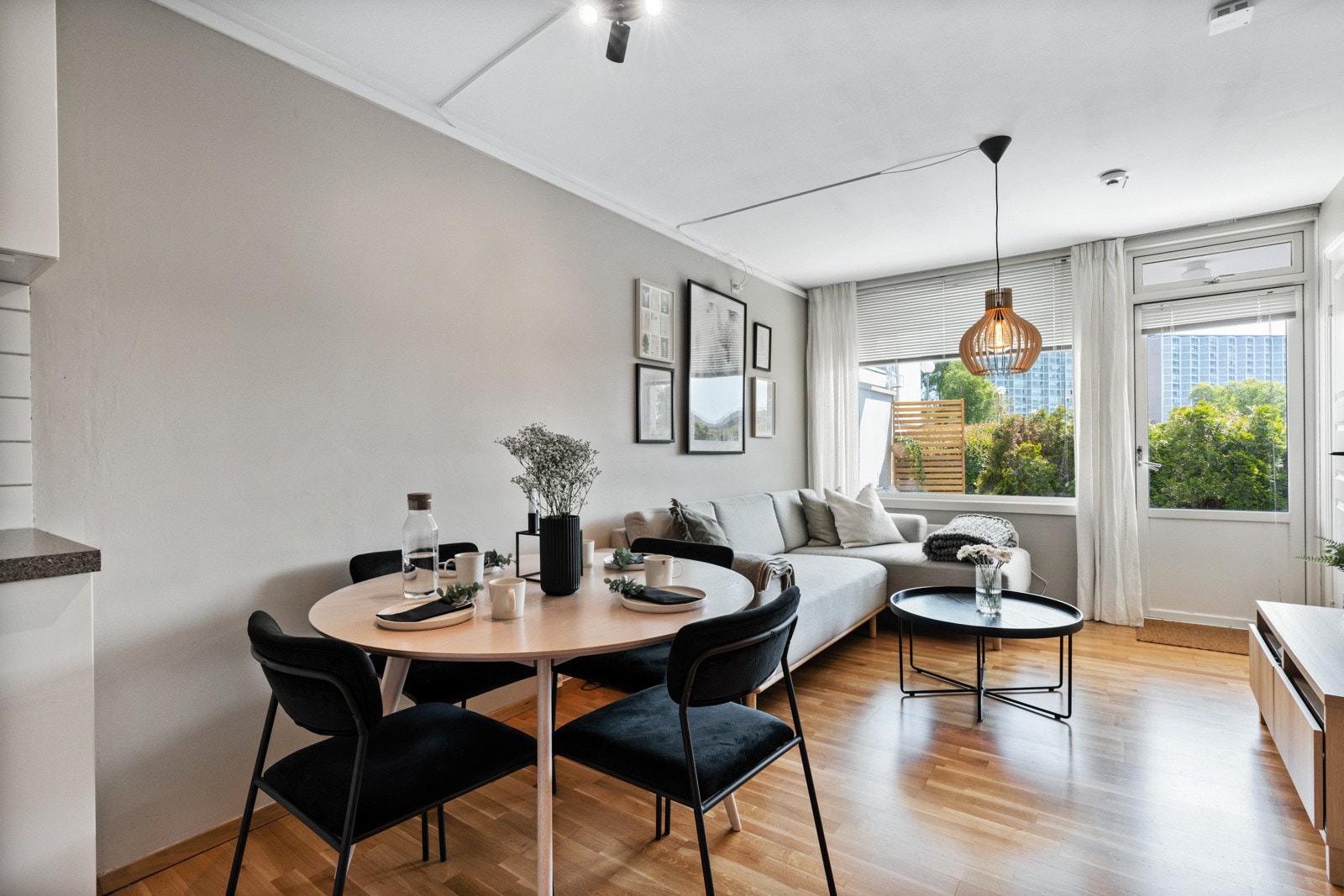 Til leiligheten følger en fast, utendørs parkeringplass. Galleribilde