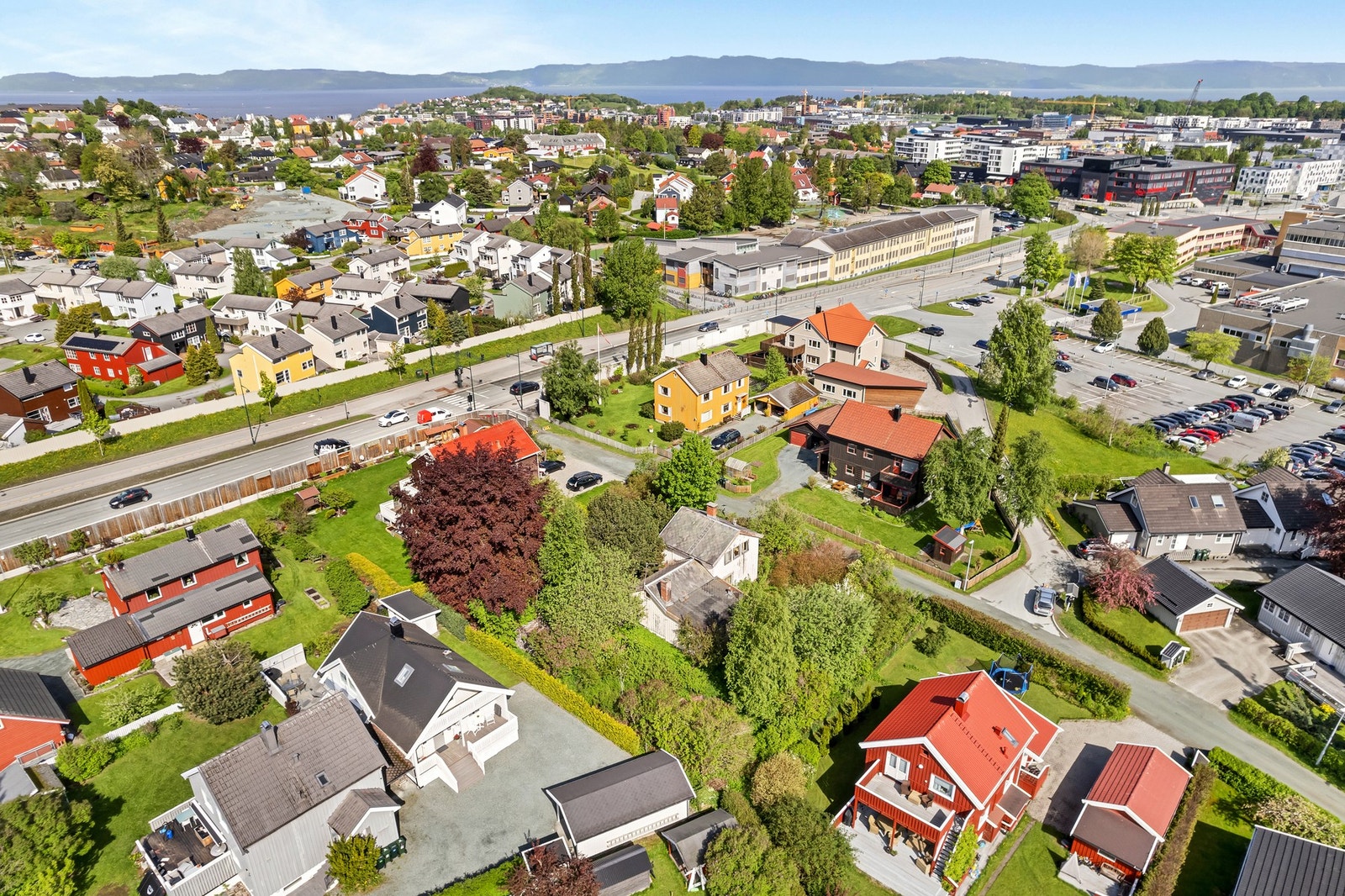 Eiendommen sogner til Strindheim barneskole og Blussuvoll ungdomsskole. Galleribilde