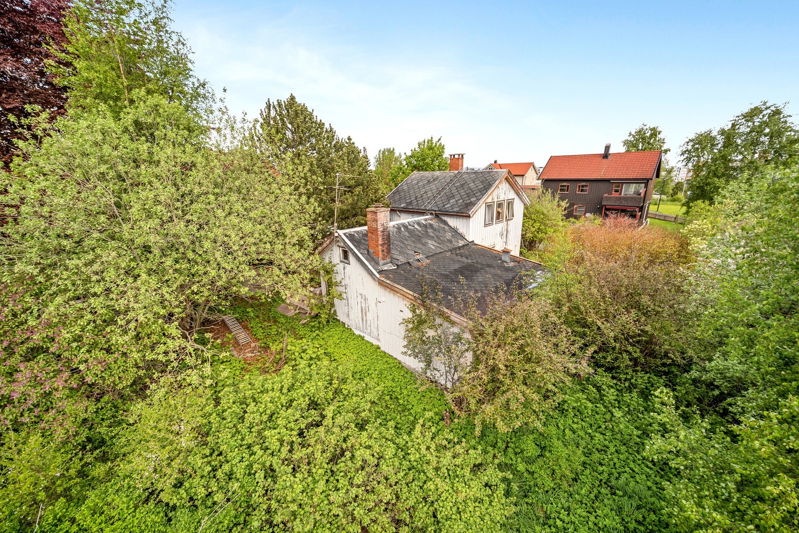 Eiendommen har en tilnærmet flat tomt, og ligger i enden av en blindgate. Galleribilde