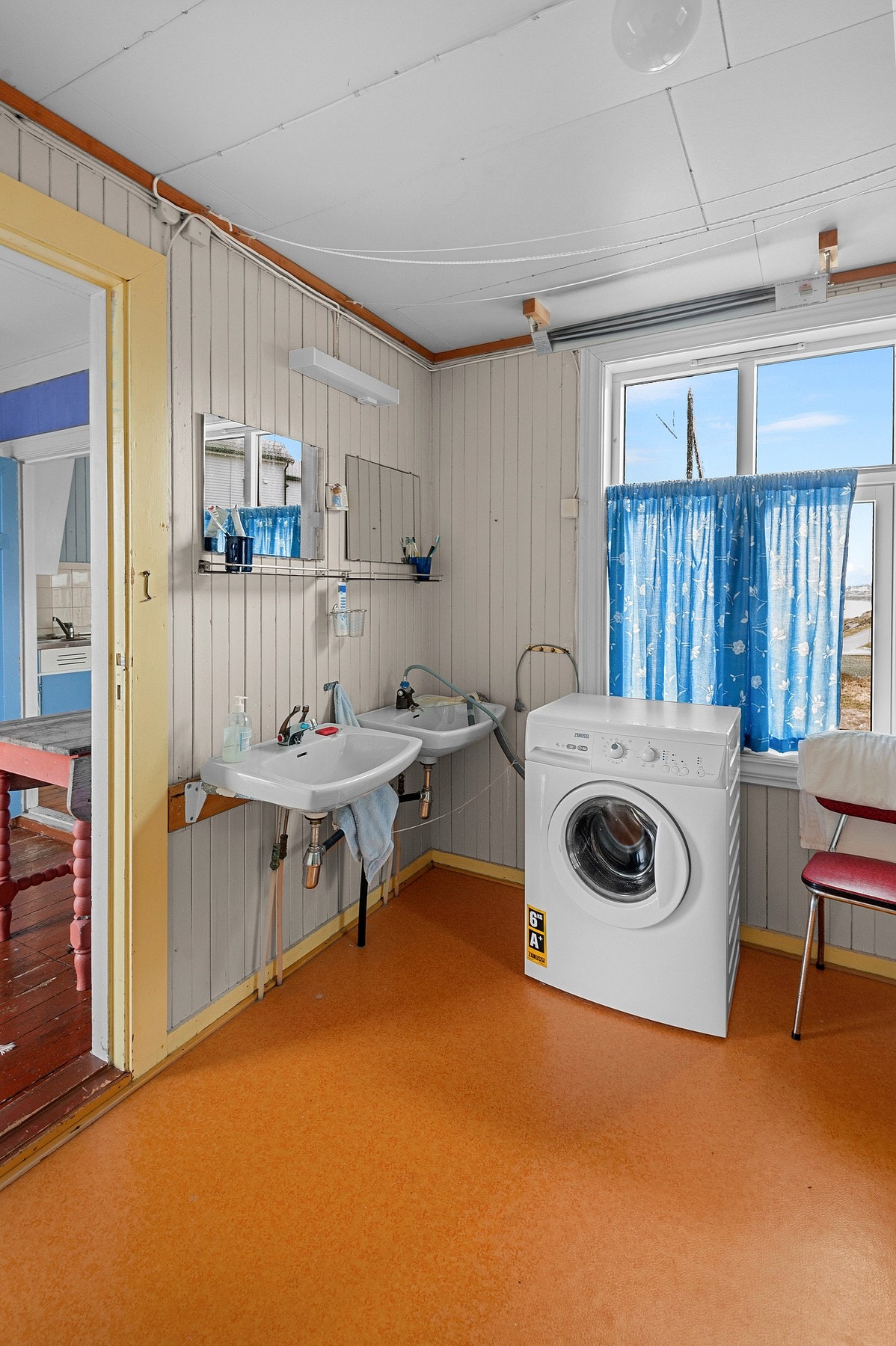 Badet i boligen har to servanter, dusjkabinett samt opplegg for vaskemaskin Galleribilde