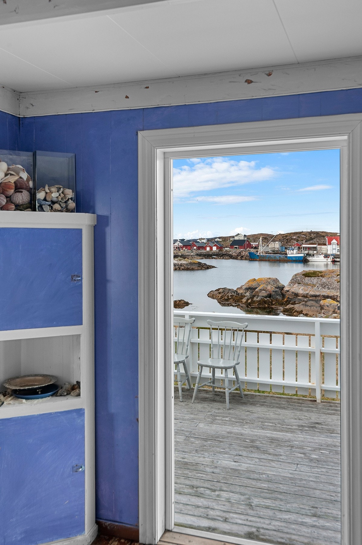 Fra soverommet i første etasje har man utgang til veranda Galleribilde