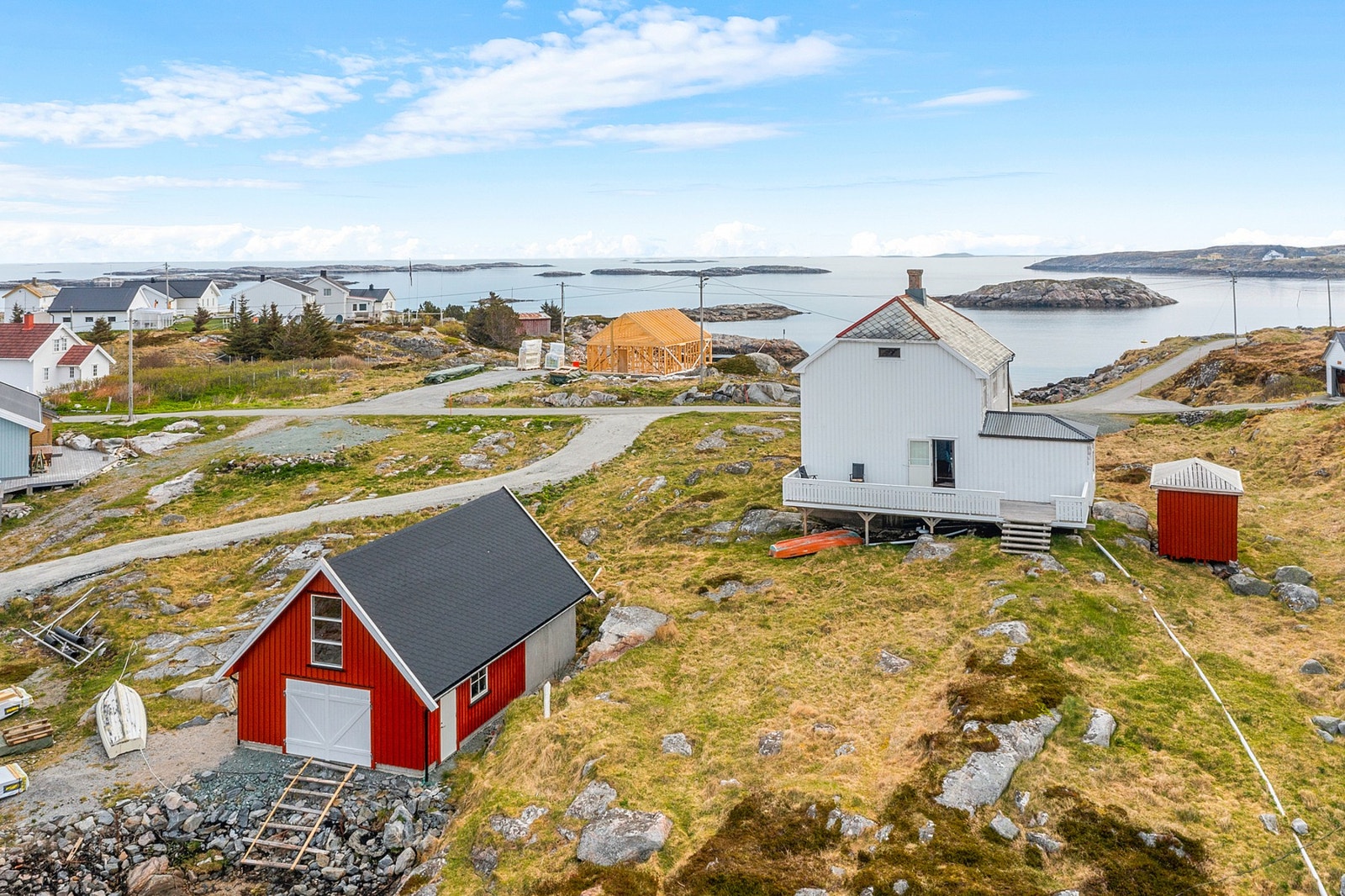 Boligen ligger fint til i sjøkanten på Geitøya - Mausund Galleribilde