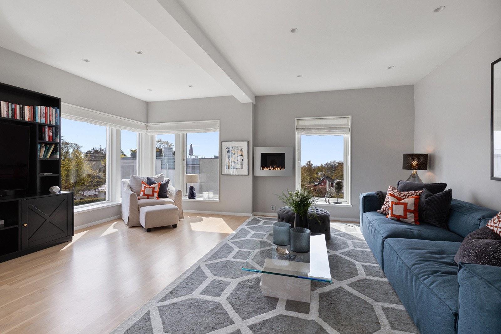 Stuen er utstyrt med downlights i himling, flott gasspeis for lune høst- og vinterkvelder, samt lekkert tv- og mediemøblement laget av møbelsnekker. Galleribilde