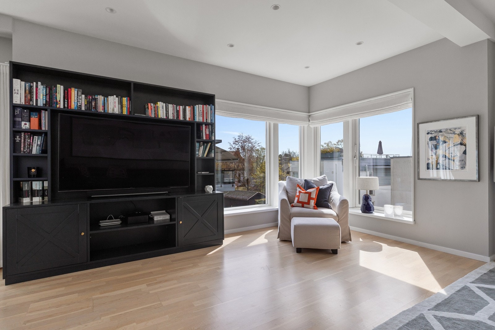 Fra stuen har man hyggelig utsyn og fin oversikt over villaområdet. Galleribilde