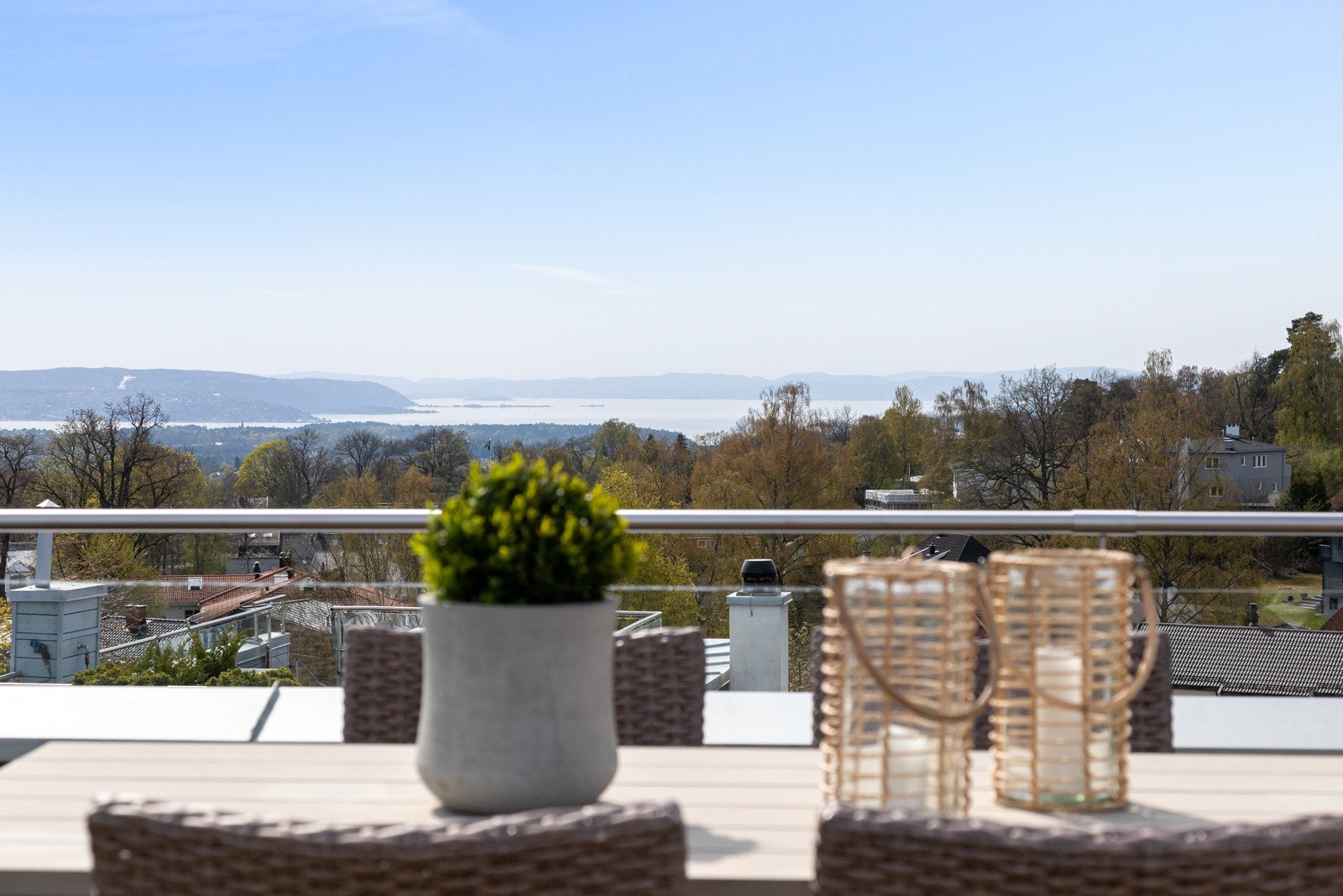 På toppen av boligen kan man tre ut på en spektakulær takterrasse på ca. 50 m² med vidstrakt utsikt mot Oslofjorden og by, samt fantastiske solforhold fra morgen til kveld. Galleribilde