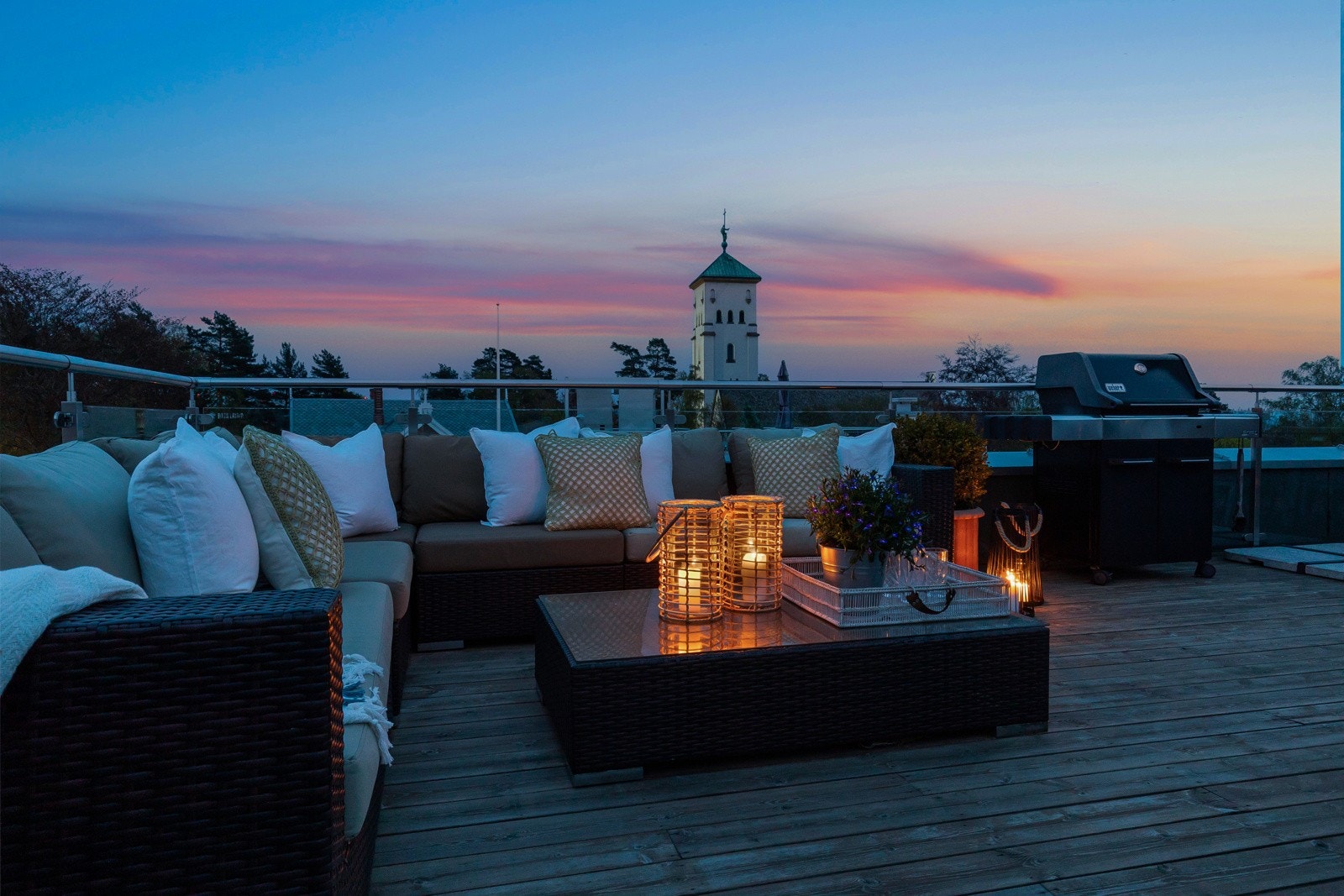 Utsikt mot Ris kirke. Ris kirke har tre kirkeklokker fra 1930, som alle bærer inskripsjonen Riis kirke, Anno 1930. Klokkene er tegnet av arkitekt Carl Berner og var den største klokken på sin tid som var støpt i Norge! Galleribilde