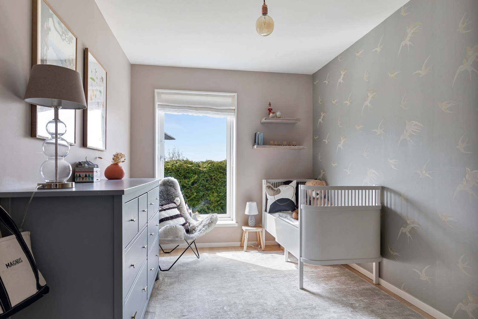 Soverom 3: 1. etasje har tre soverom hvor to av soverommene egner seg godt som barnerom, gjesterom, kontor eller en kombinasjon av disse. Galleribilde