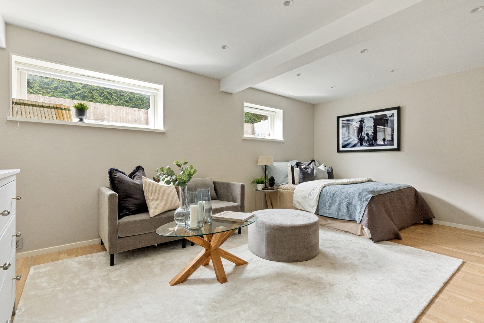 Boligens underetasje har egen inngang og inneholder romslig rom som er innredet som stue/soverom med tilknyttet baderom av god størrelse. Galleribilde