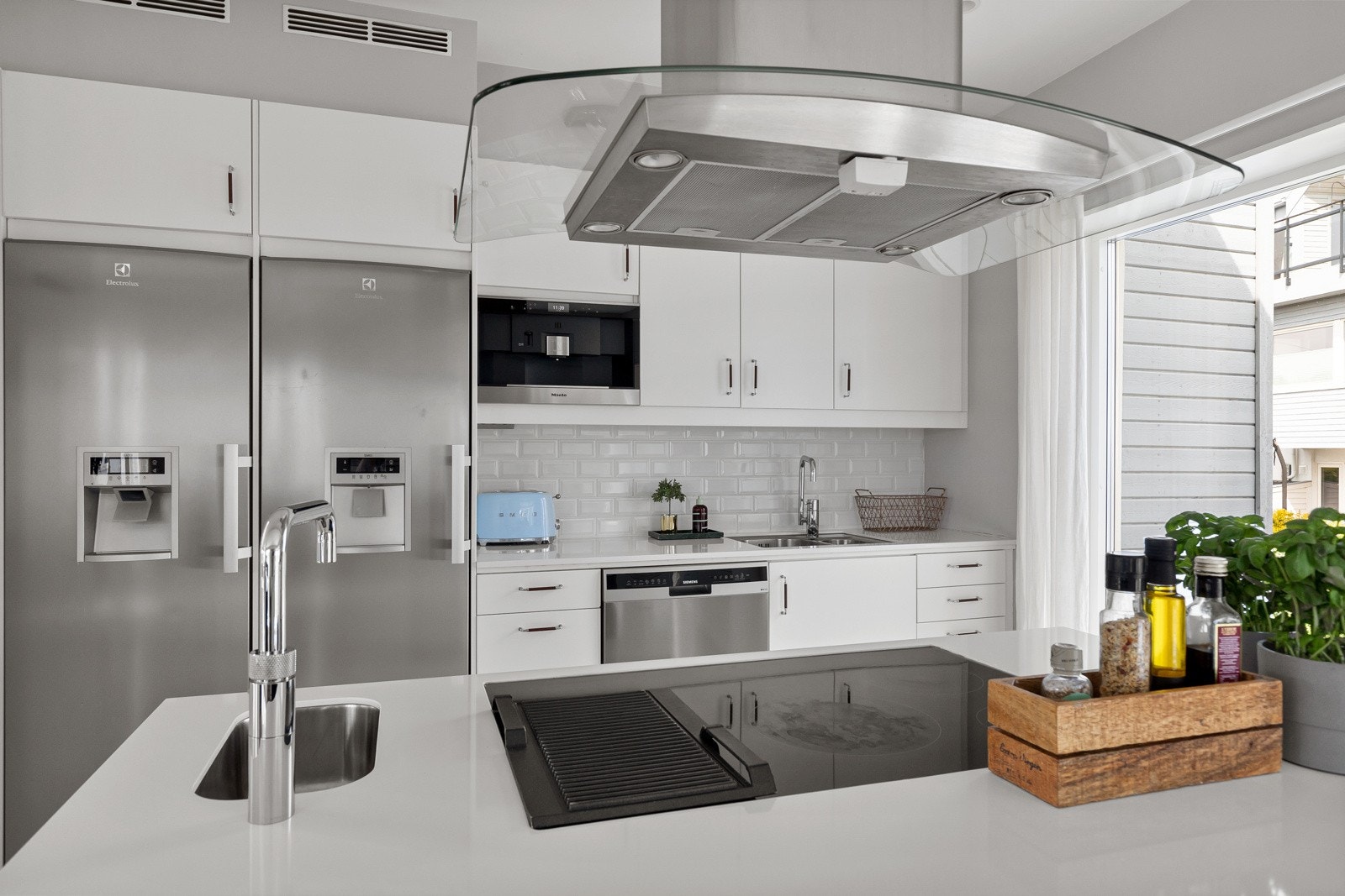 Kjøkkenet har bra med skapplass og gode arbeidsflater, her er det er plass til et skikkelig kokketeam! Galleribilde