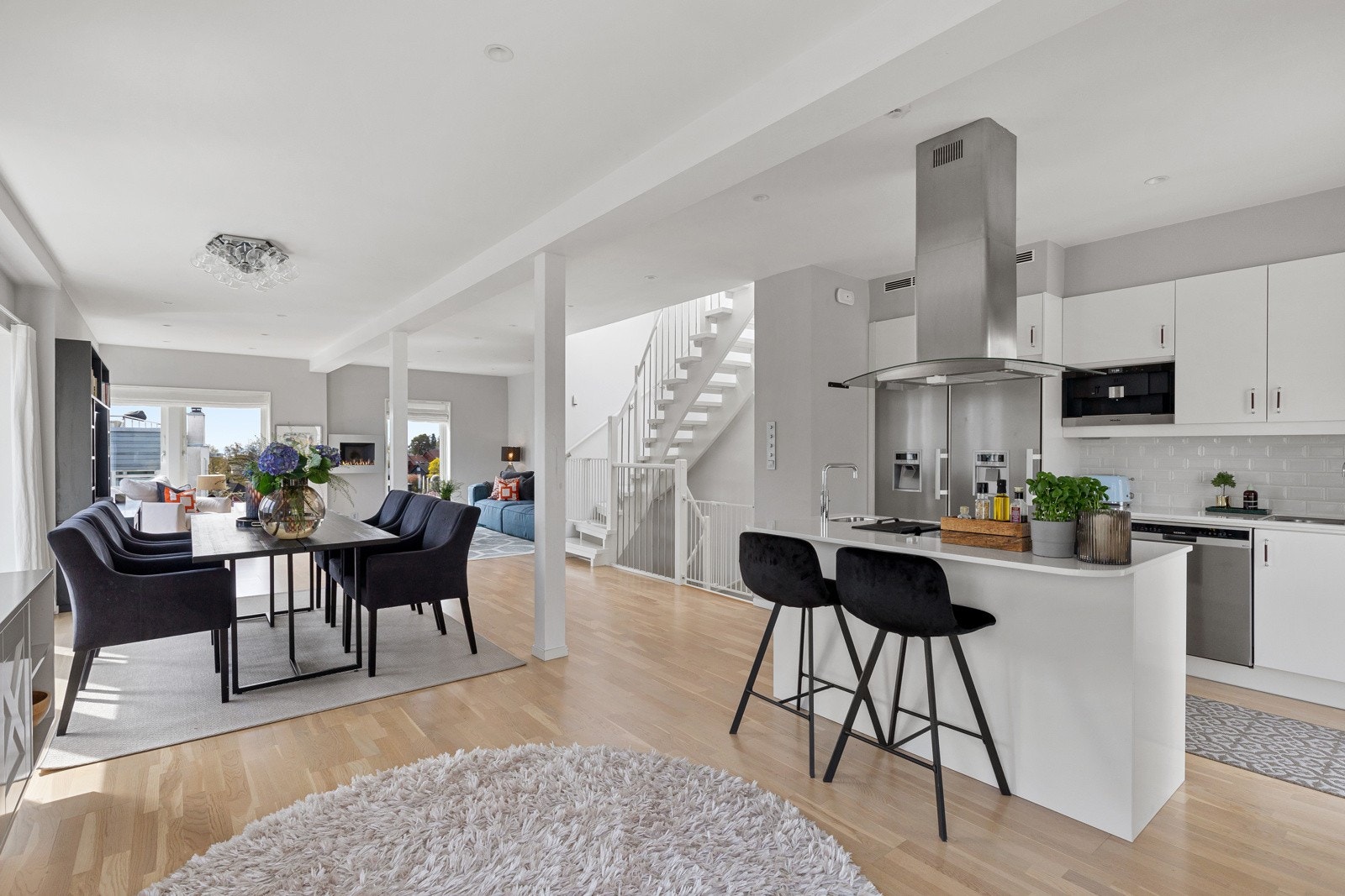 Kombinasjonen av rommets størrelse, store vindusflater i forskjellige himmelretninger og god takhøyde på ca. 2,60 meter gir en meget god romfølelse. Galleribilde