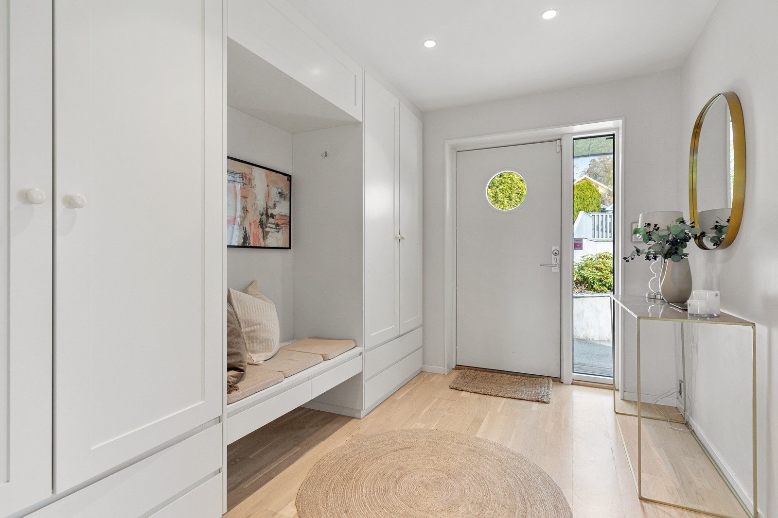 Via hyggelig inngangsparti kommer du inn i en luftig entré med god plass til oppbevaring. Galleribilde