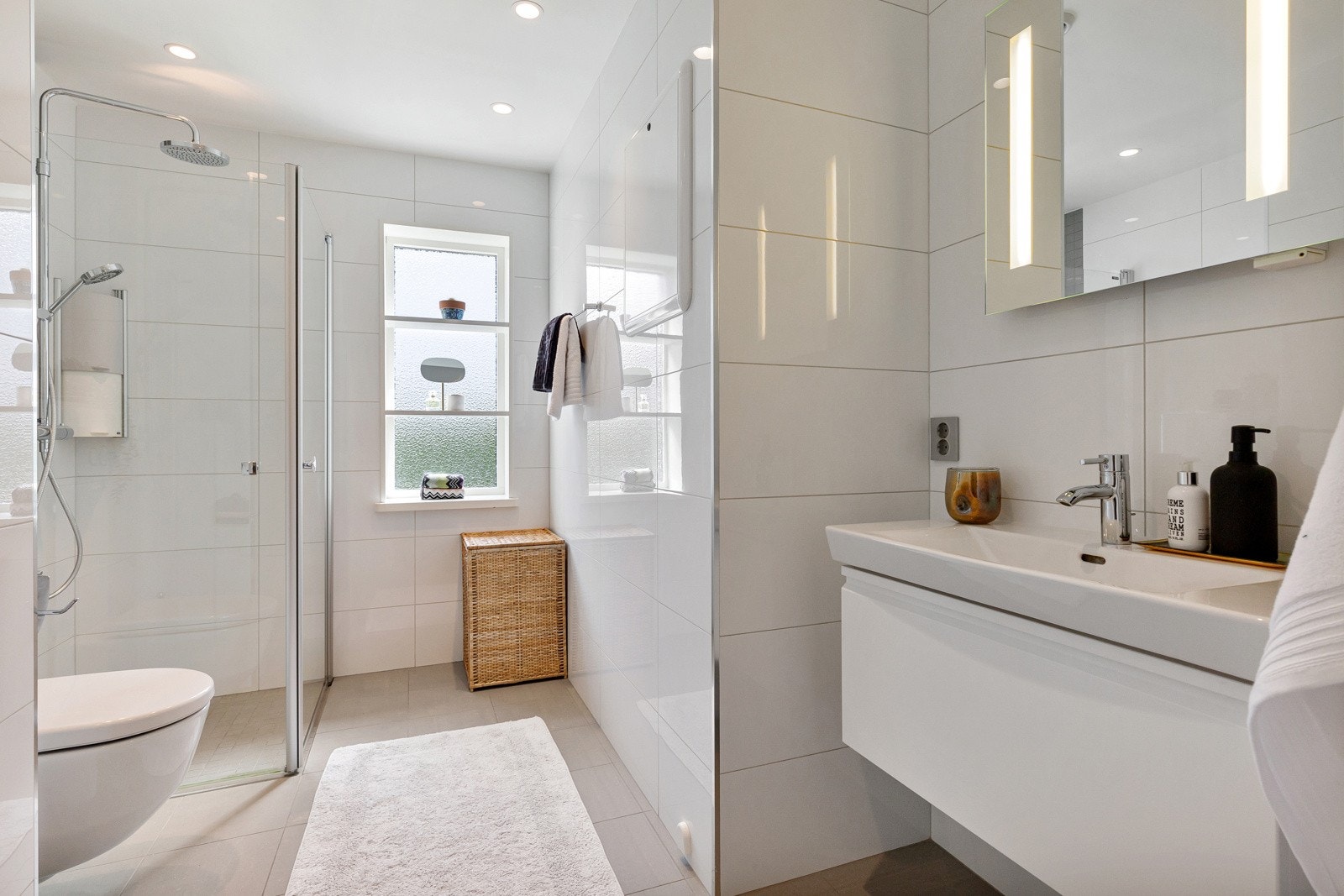 Baderom 2: 1. etasje har to baderom med eget vindu. Dette baderommet har praktisk tilgang fra gangen. Galleribilde