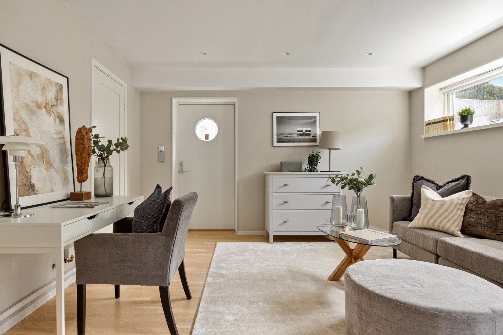 Rommet er byggemeldt som trimrom, men har god takhøyde, gode vindysflater med lysgrav utenfor, samt egen inngang med brann- og lydklassifisert entrédør. Galleribilde