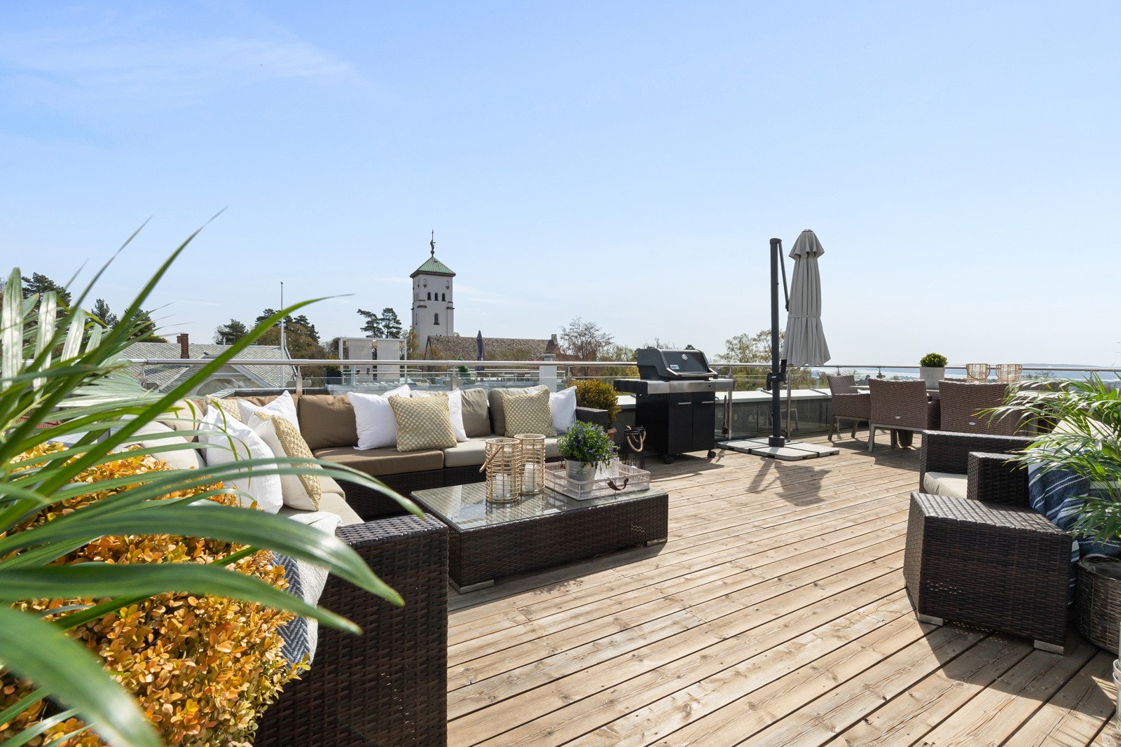 Her kan man skape sin egen oase med forskjellige utemøblement, grill og vakker beplantning. Galleribilde