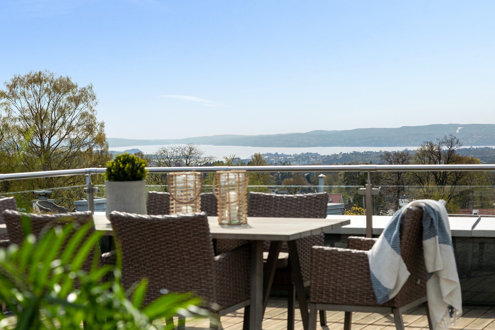 Lekker, moderne og påkostet funkisbolig fra 2014 beliggende tilbaketrukket og barnevennlig til i svært ettertraktet villastrøk på Slemdal/Ris. Galleribilde