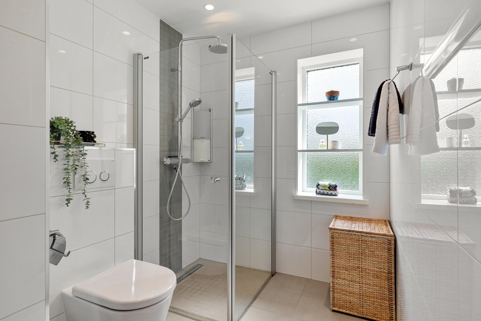 Baderom 2: Baderommet har et lyst og tidløst design med lekre flisvalg, gulvvarme og romslig dusjsone. Galleribilde