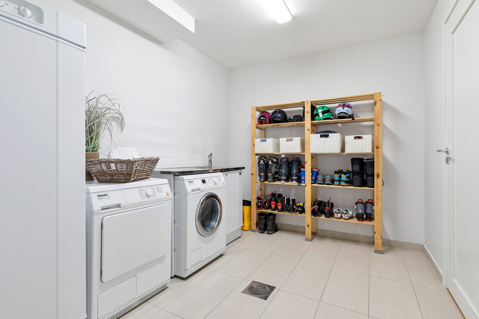 Underetasjen har også stort vaskerom, innendørs bod/innredet rom med vindu og teknisk rom. Galleribilde