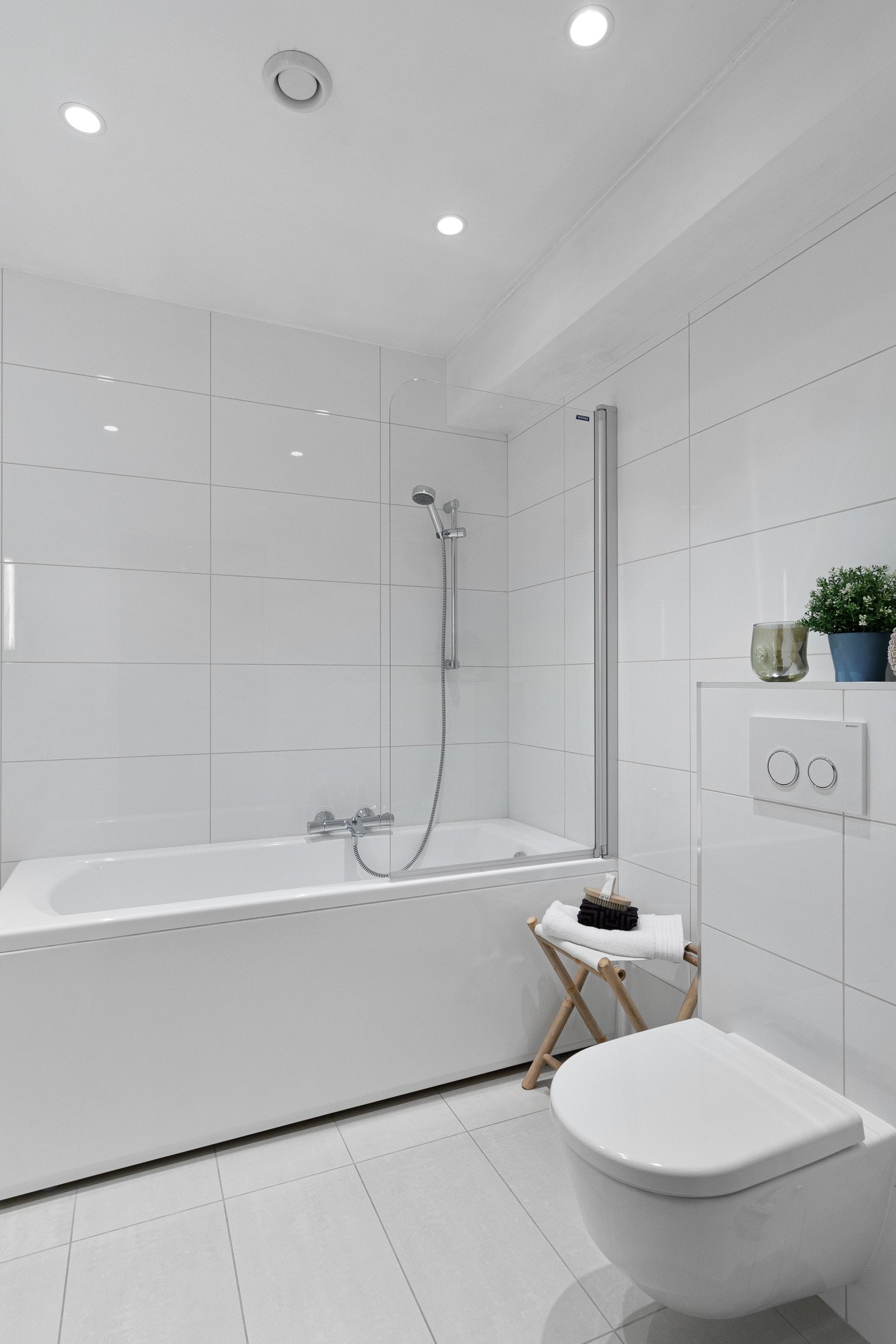 Baderom 3: Baderommet har lyse fliser på gulv og vegger, samt downlights i himling. Galleribilde