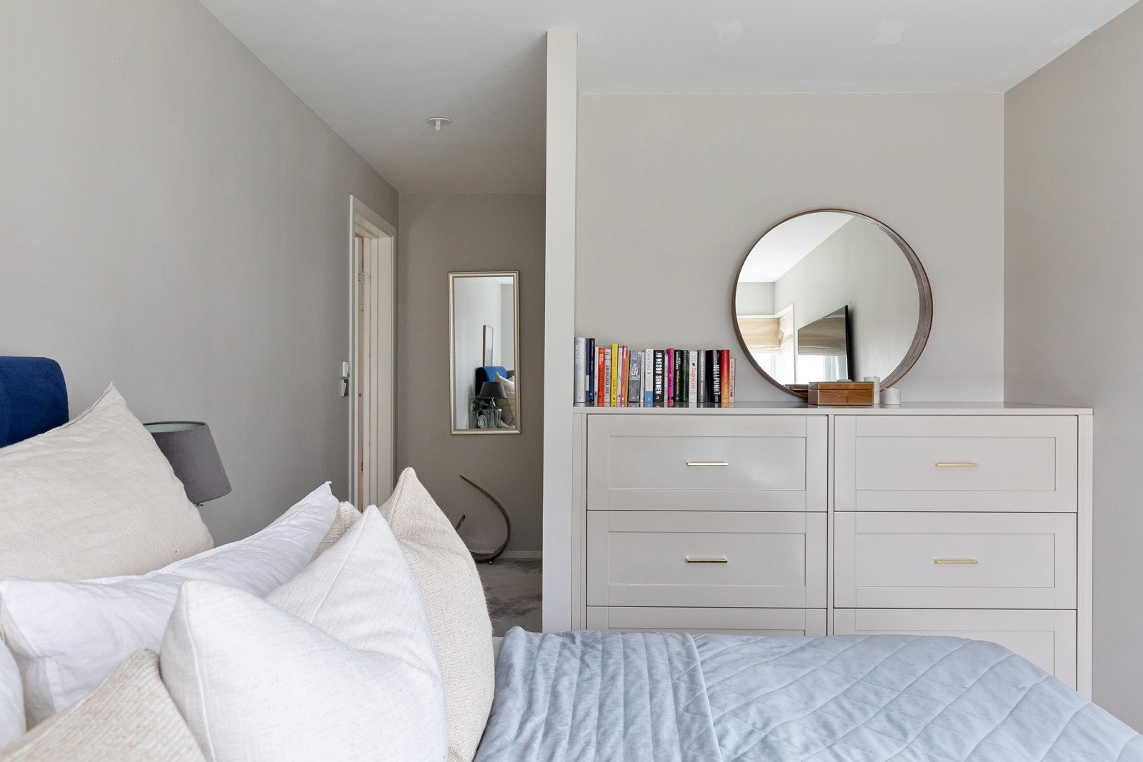 Hovedsoverommet er malt i en behagelig farge og har i likhet med flere rom i boligen skreddersydd innredning av møbelsnekker! Galleribilde