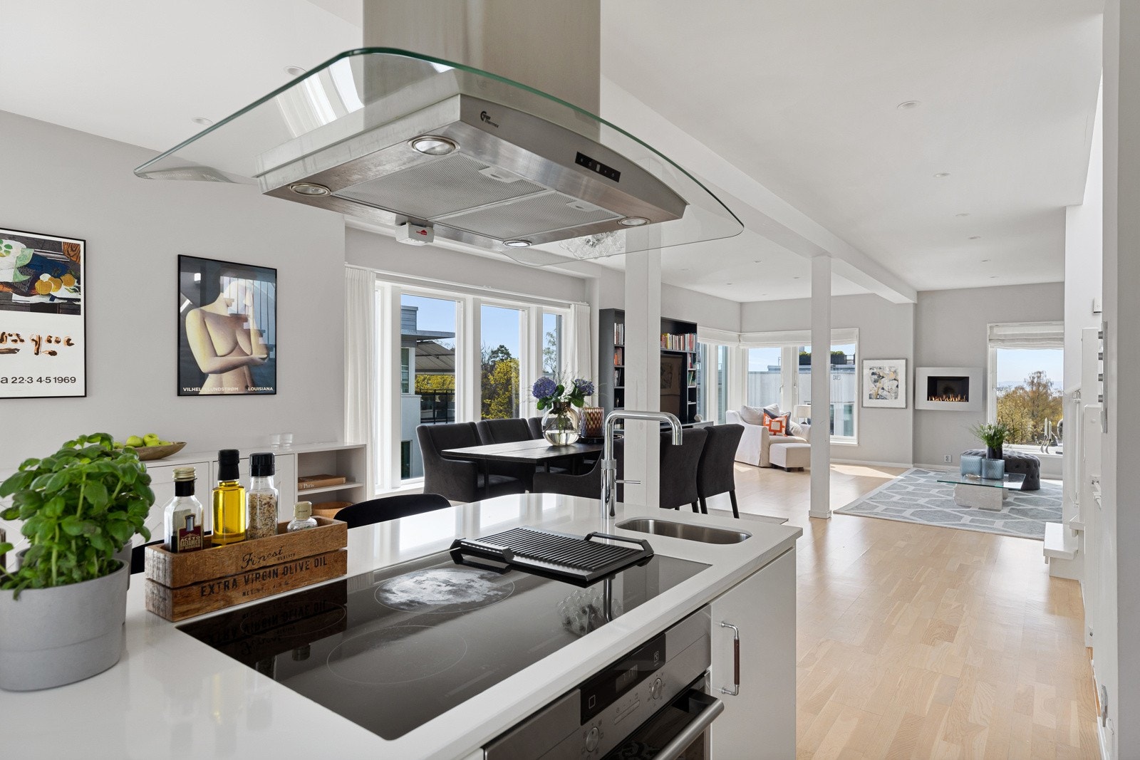 Her får du en meget romslig stue og åpen kjøkkenløsning som strekker seg over hele etasjen. Galleribilde