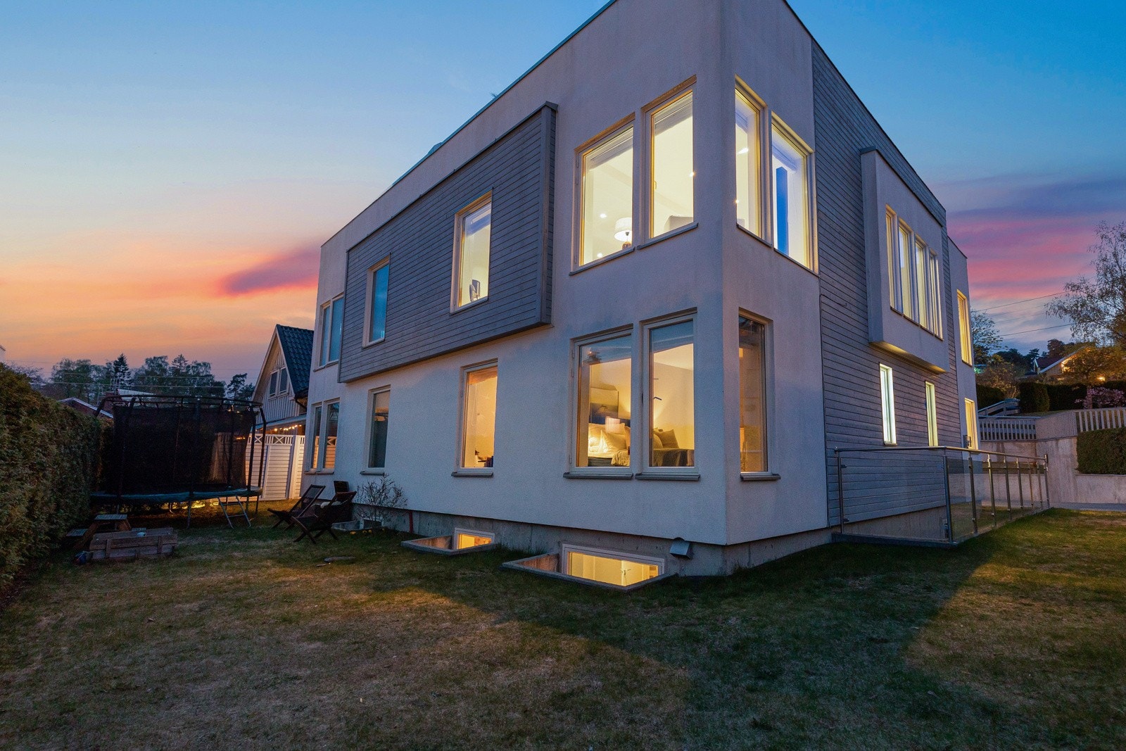 Fasade og hage på kveldstid. Galleribilde