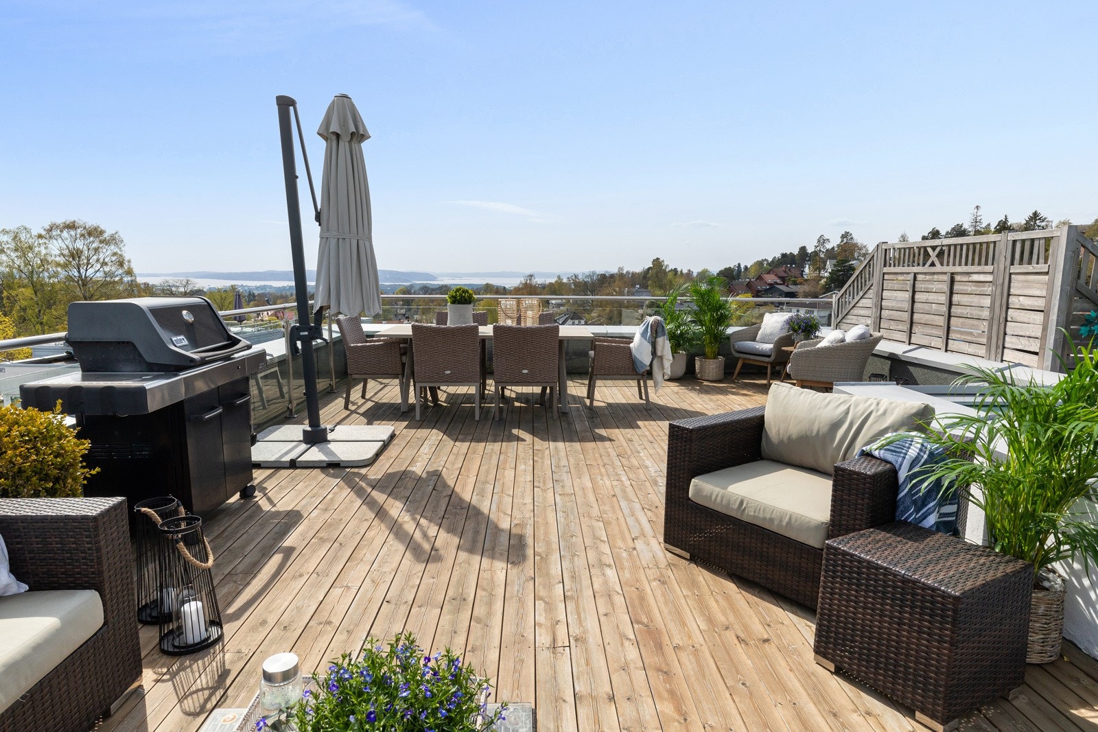 Uteplassen kan innredes i forskjellige soner med god plass til både stor spisegruppe, romslig loungegruppe og flere solsenger. Galleribilde