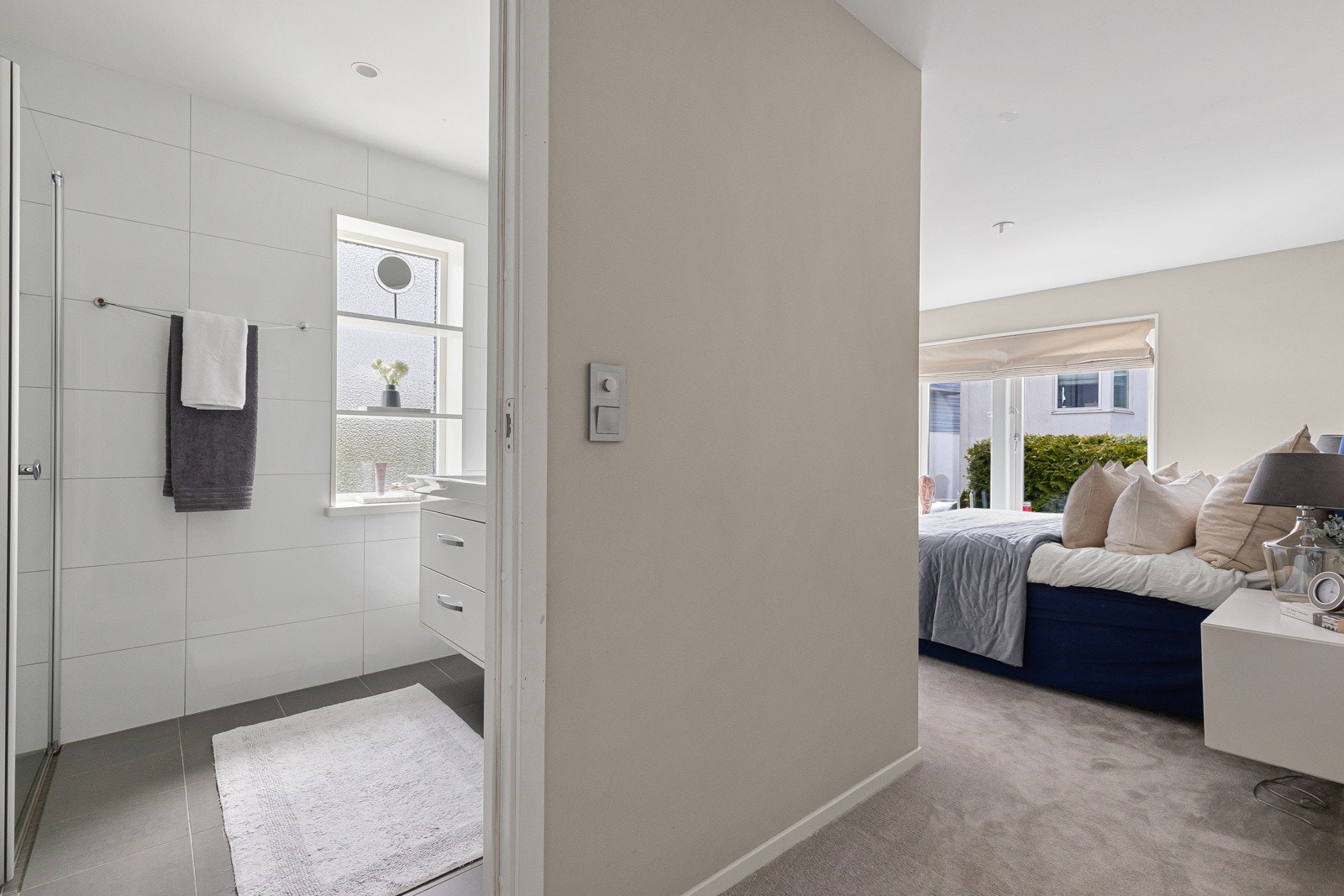 Hovedsoverommet har gode oppbevaringsmuligheter og tilknyttet baderom som skaper en egen, privat "foreldresone". Galleribilde