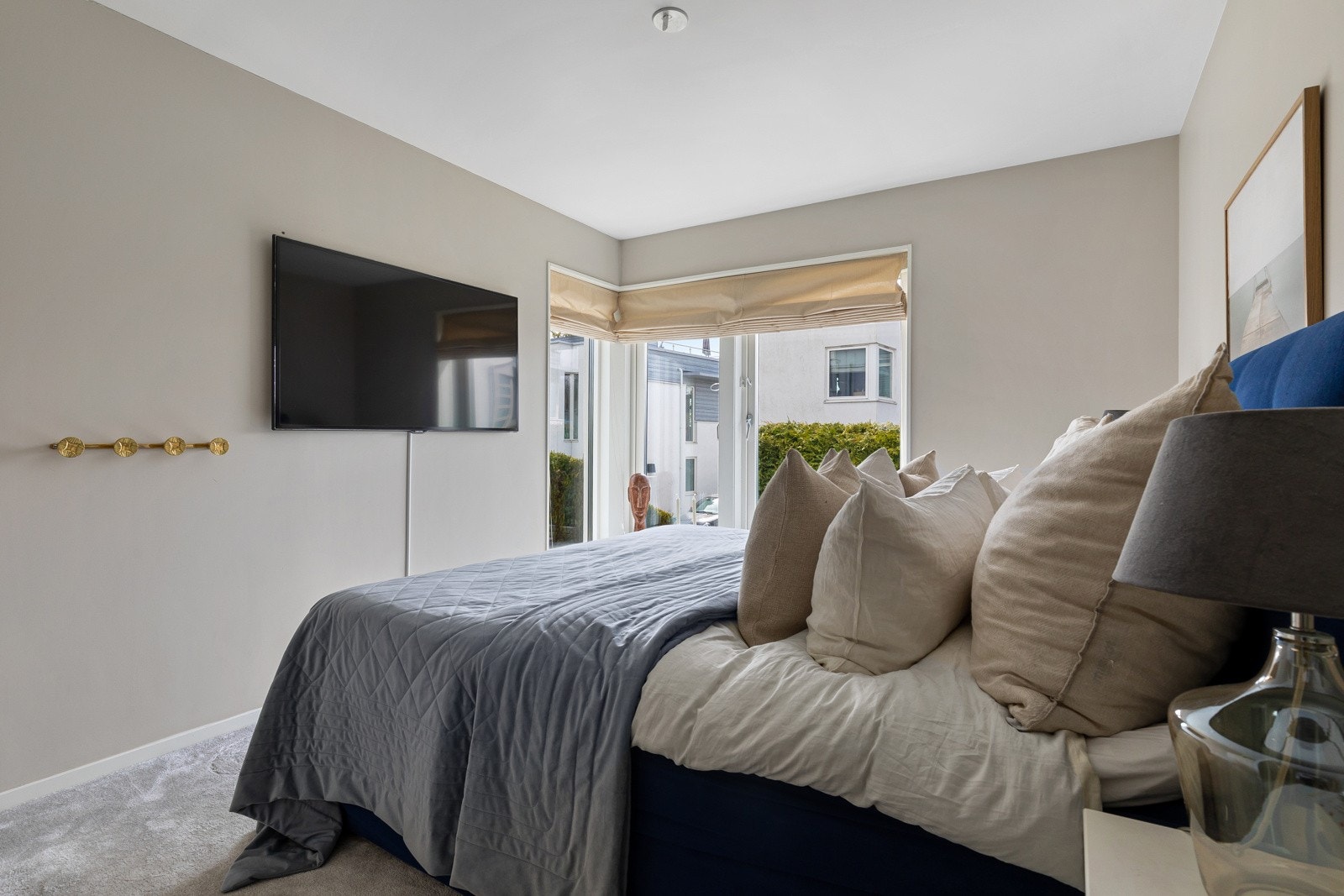 Hovedsoverommet har vegg til vegg teppe for en lun og behagelig følelse. Galleribilde